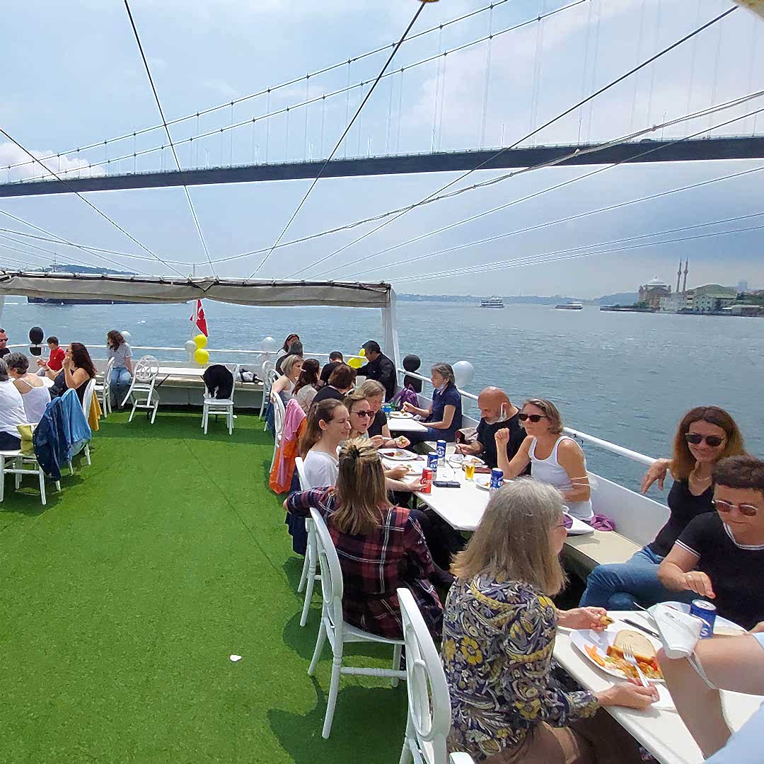 Teknede İş Yemeği