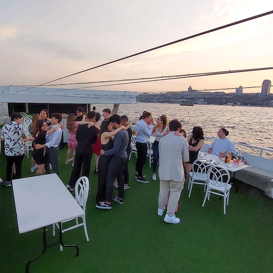 Teknede 80 Kişilik Mezuniyet Partisi