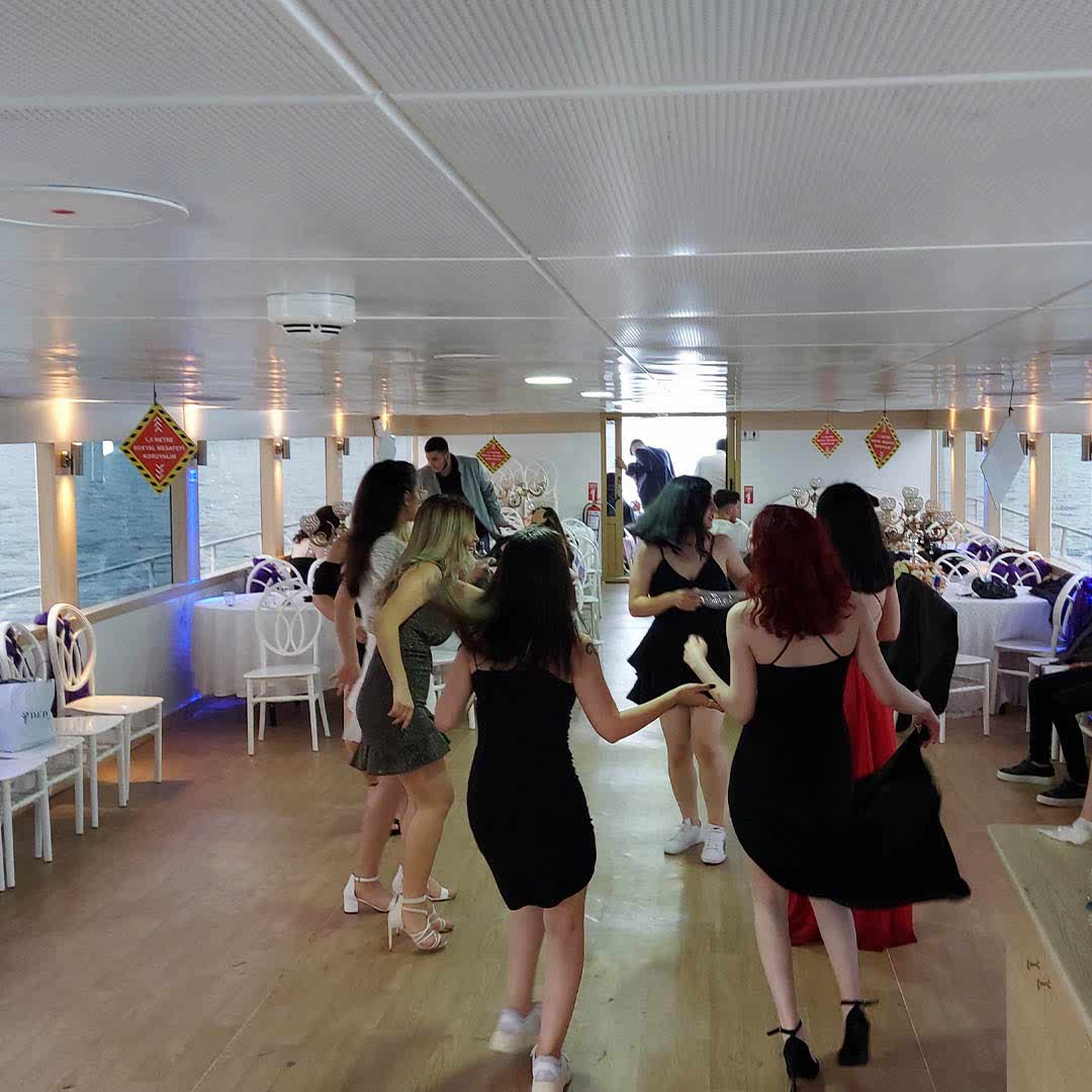 Teknede 100 Kişilik Mezuniyet Kutlaması