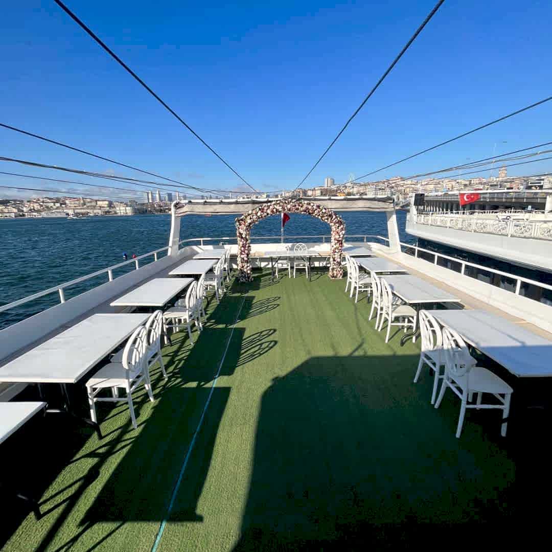 100 Kişilik Teknede Şirket Yemeği