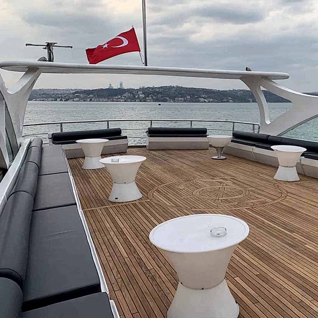 Boğazda Teknede Şirket Yemeği