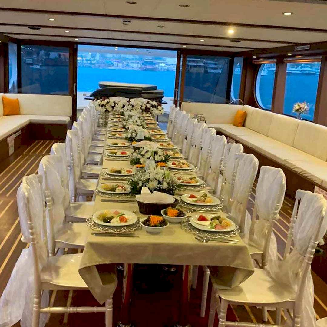 İstanbul Teknede Şirket Yemeği