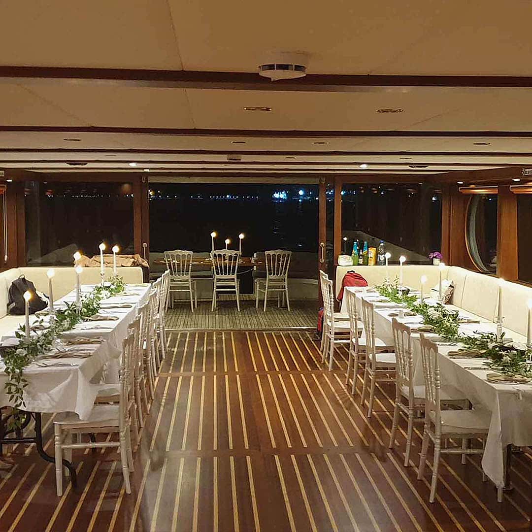 Boğaz Manzaralı Teknede Şirket Yemeği