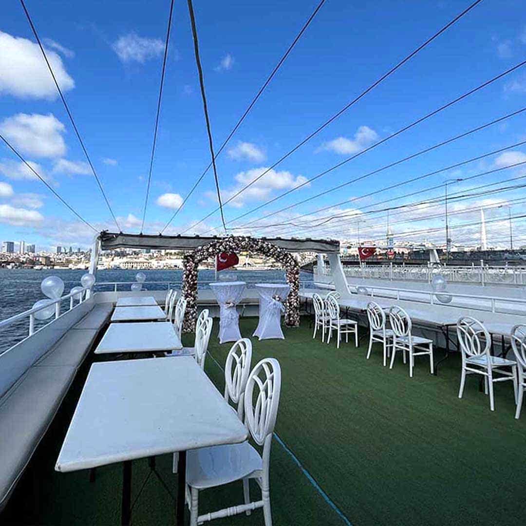 İstanbul Teknede Şirket Yemeği Toplantisi