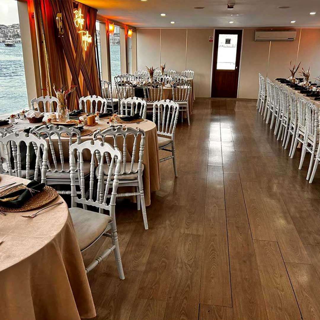 Şirketler için Teknede Yemek Organizasyonu