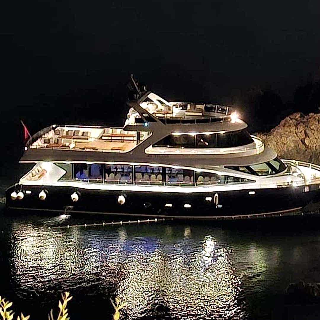 Teknede Akşam Şirket Yemeği